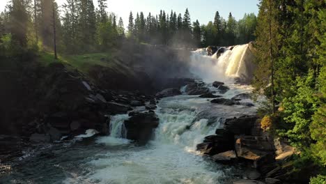 Der-Ristafallet-Wasserfall-Im-Westlichen-Teil-Von-Jämtland-Gilt-Als-Einer-Der-Schönsten-Wasserfälle-Schwedens.