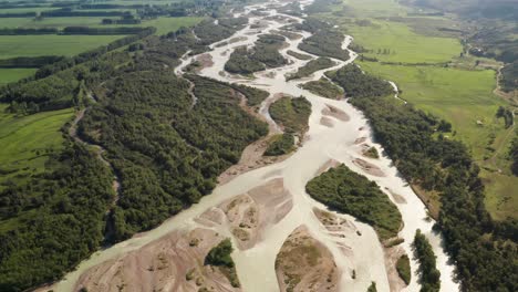 árboles y el río en un día nublado.