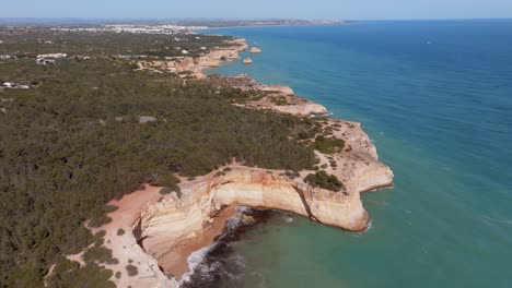 Erstellung-Einer-Drohnenaufnahme-Aus-Einem-Hohen-Winkel-Der-Küste-Von-Benagil,-Algarve,-Portugal