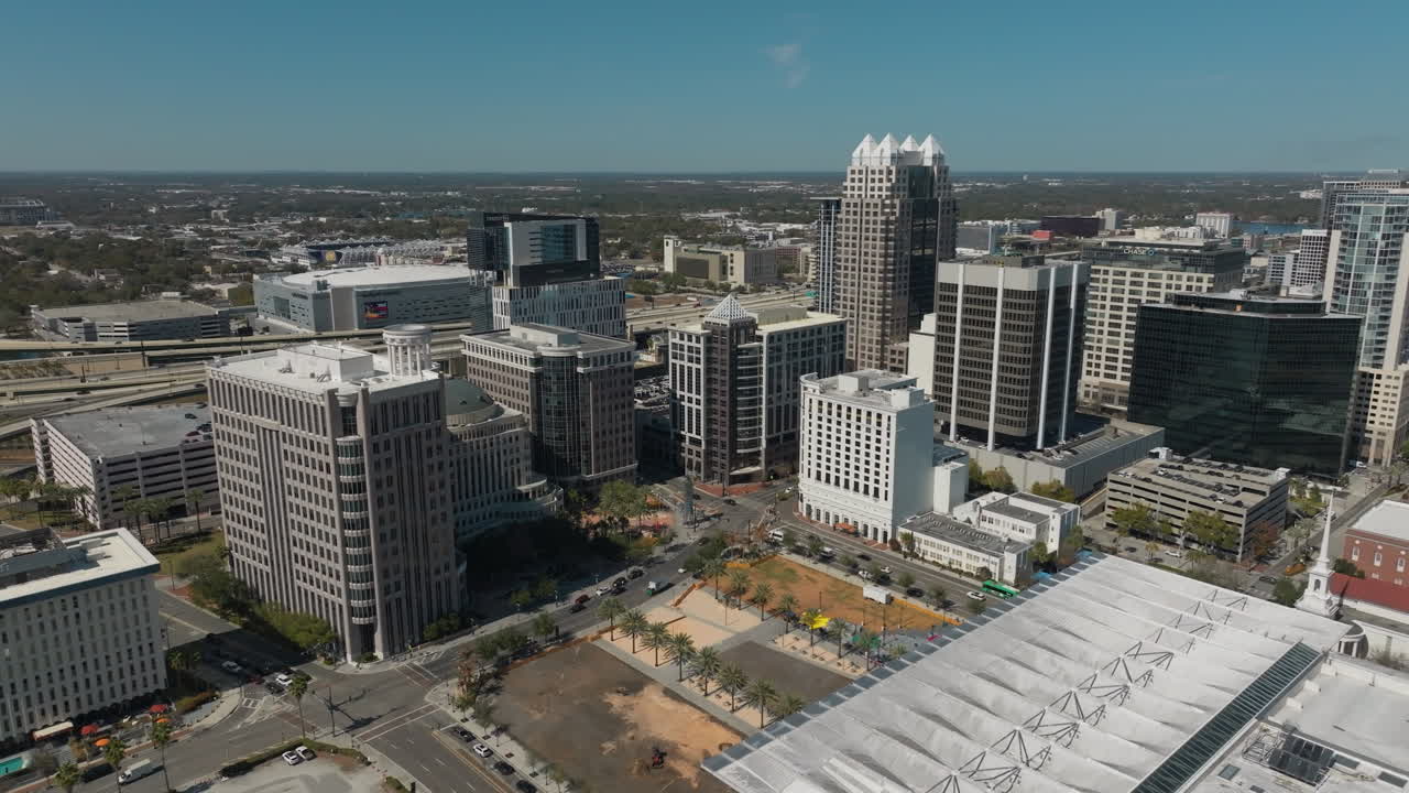 En fejemæssig droneudsigt afslører downtown Orlandos skyline af glas og stål, der rejser sig selvsikkert over byens pulserende bykerne