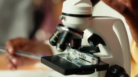 estudiante universitario se prepara para un examen investigando células y microorganismos