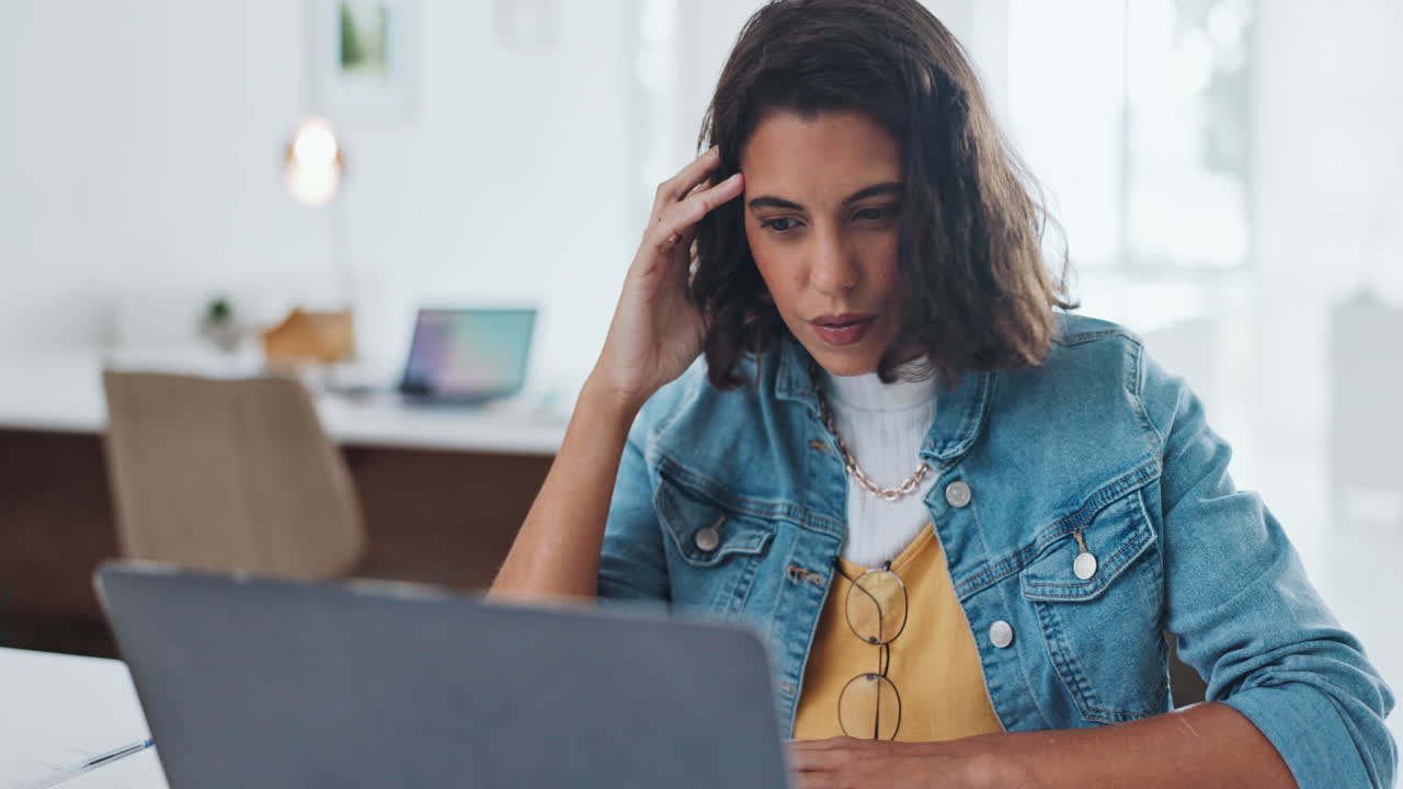 negocios, estrés y mujer con computadora portátil