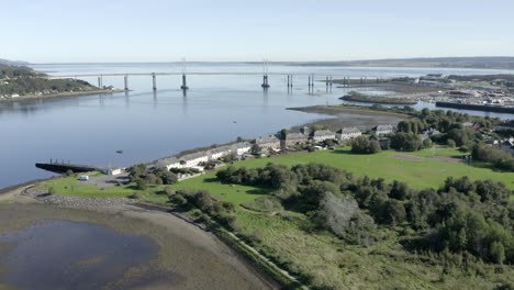 Eine-Luftaufnahme-Der-Kessock-Bridge-In-Inverness-An-Einem-Sonnigen-Sommermorgen