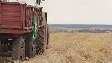 Tractor-Detenido-En-Un-Campo-De-Grano-En-Un-Paisaje-Montañoso-En-Rumania