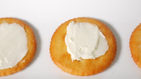 round crackers with cream cheese