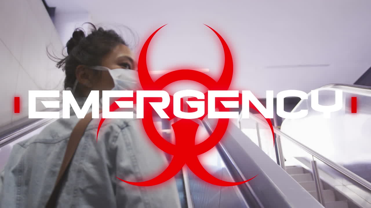 signo de peligro con texto de emergencia contra la mujer que usa escaleras mecánicas