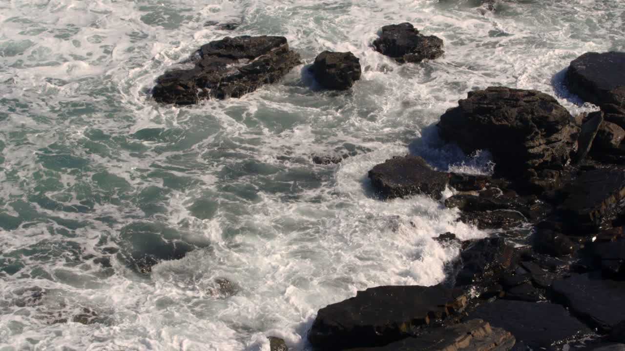 captura en cámara lenta de una costa rocosa en el gaztelugatxe