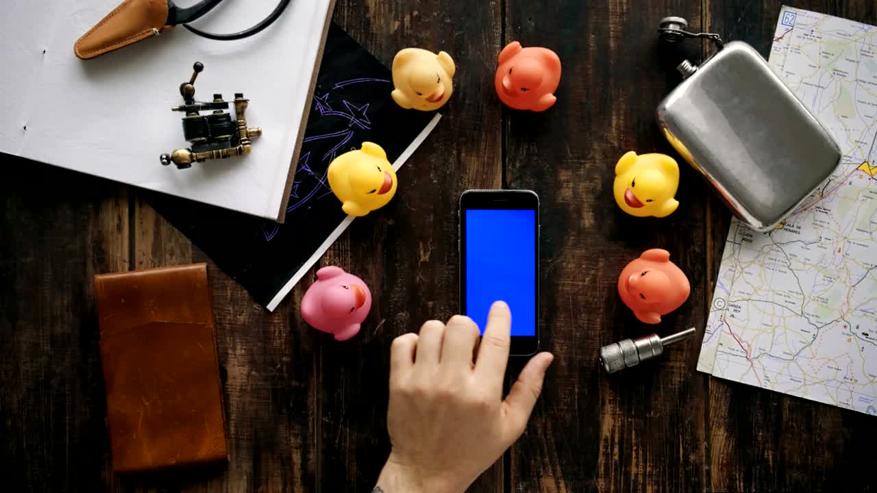 usar las manos del teléfono con pantallas de teclas de croma diferentes - rojo, azul, verde