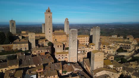 Filmische-Eröffnungsaufnahme-über-San-Gimignano,-Siena,-Toskana,-Italien