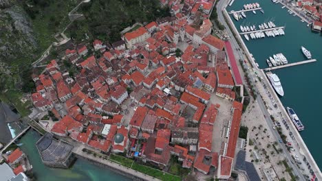 4K-Drohnenaufnahmen-Erfassen-Die-Zum-UNESCO-Weltkulturerbe-Gehörende-Altstadt-Und-Den-Hafen-Von-Kotor-In-Der-Bucht-Von-Kotor,-Montenegro