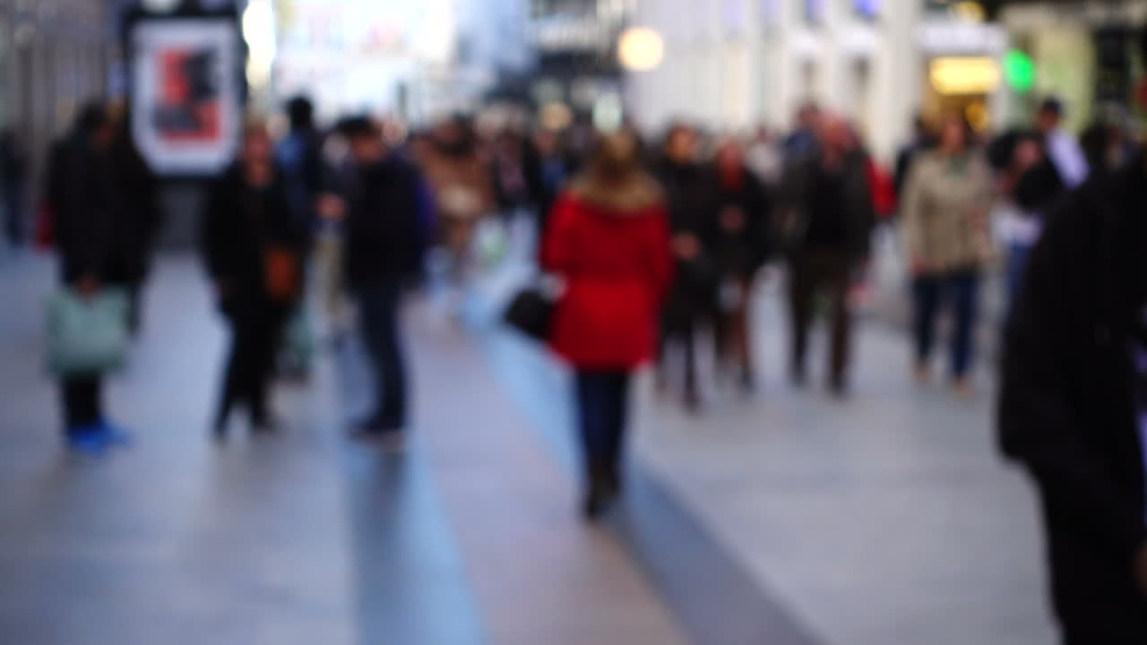 Movimento di persone lungo via Fuencarral. Fuori fuoco. Rallentatore. MADRID, SPAGNA