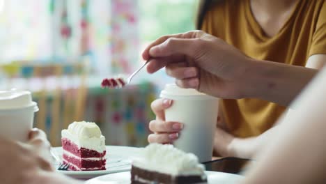 Handheld-Ansicht-Eines-Mannes,-Der-Eine-Frau-Bei-Einem-Date-Mit-Einem-Dessert-Füttert