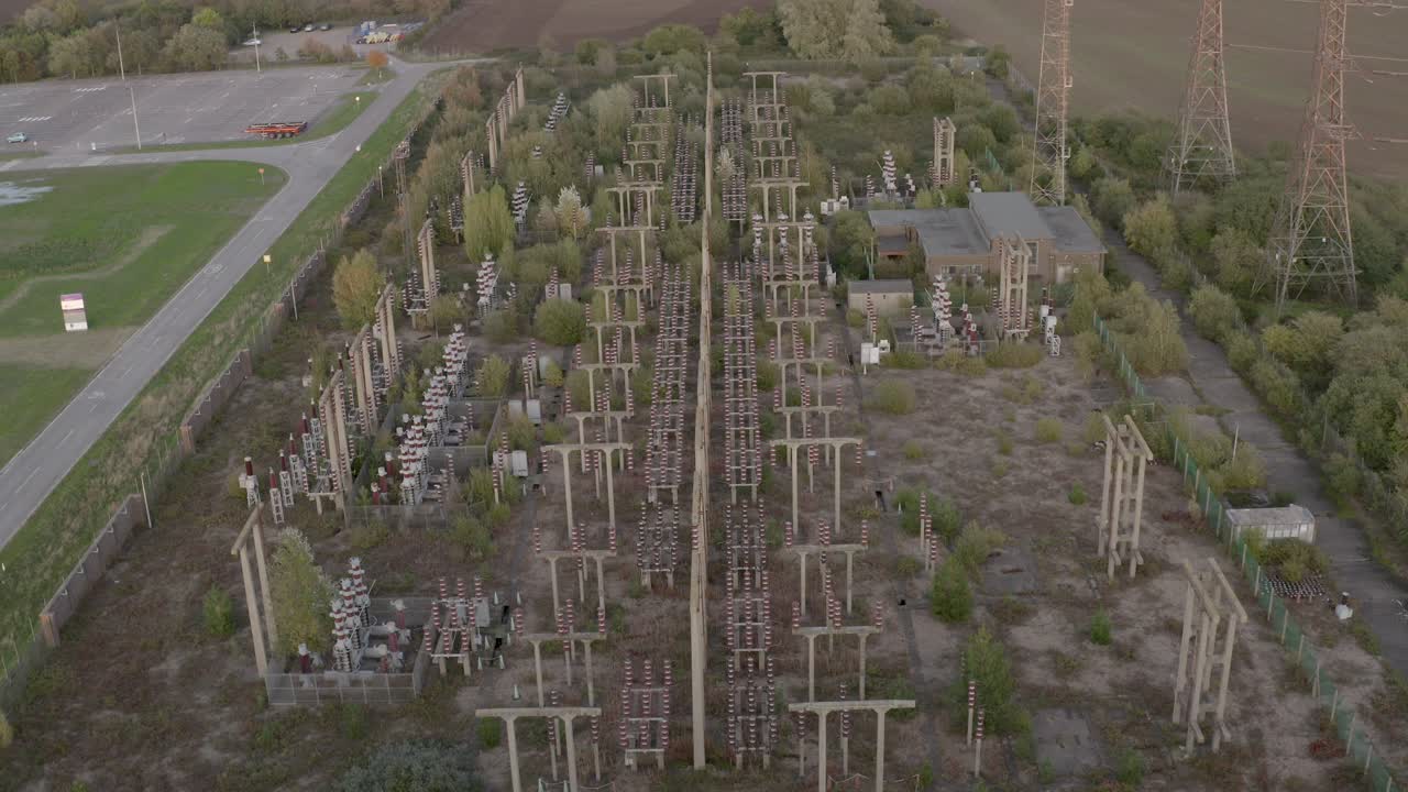 revelación creciente de una central eléctrica abandonada rodeada de naturaleza que vuelve a crecer
