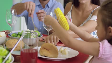 Familia-Comiendo-Juntos-En-La-Mesa-Del-Comedor-En-Casa-4k