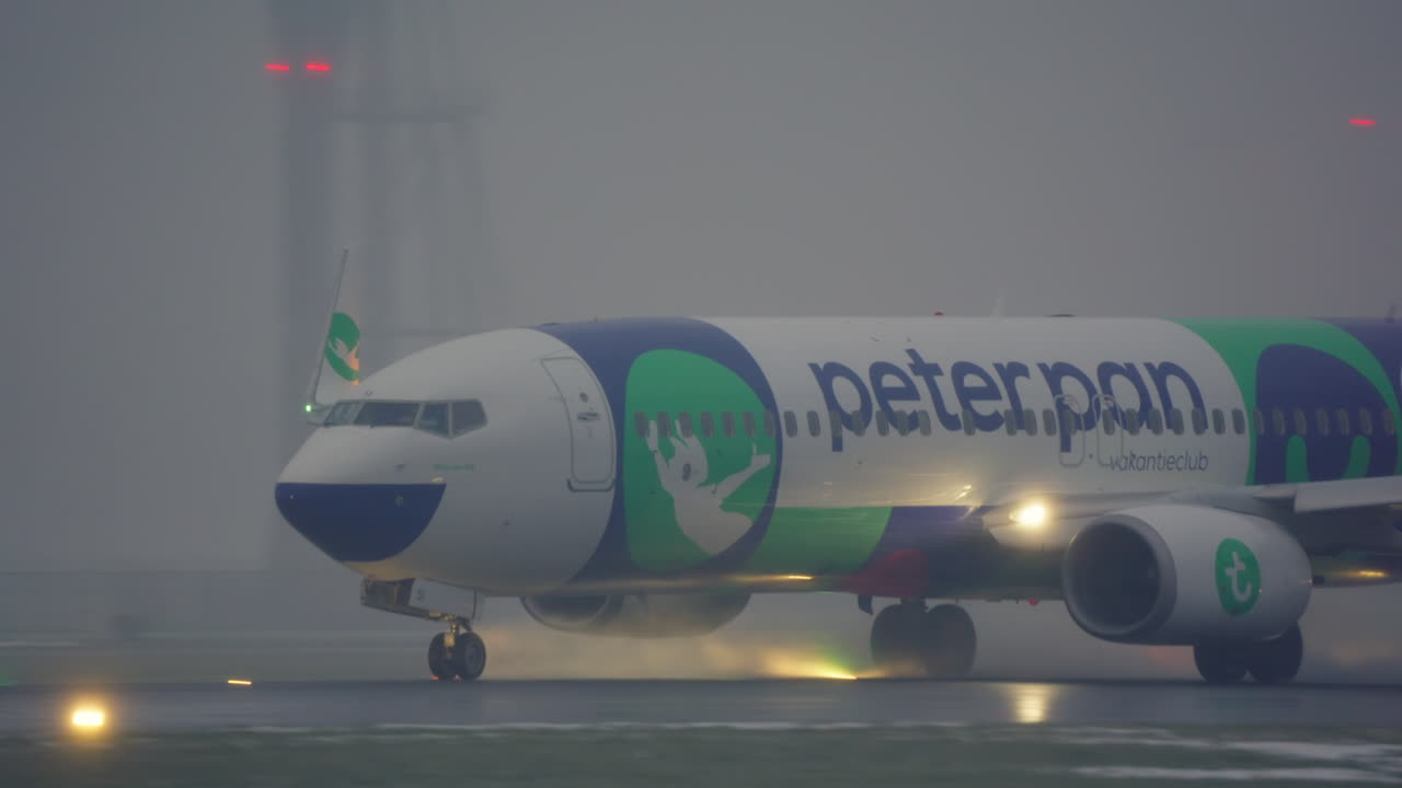 Jet Komersial Melaju di Landasan Bandara Berkabut