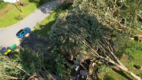 Aufsteigender-Drohnenschuss-Von-Tornado-Windschäden-Am-Haus