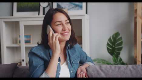 mujer hablando por telefono