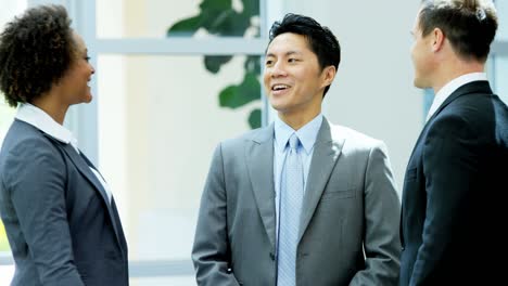 다민족 남녀 금융 경영자 비즈니스 회의
