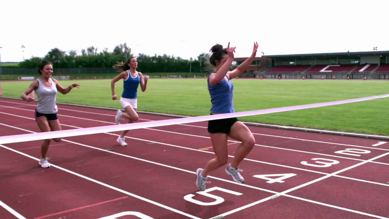 결승선을 통과 하는 달리기 선수 들