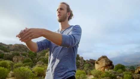 hombre estirando su en la montaña 4k
