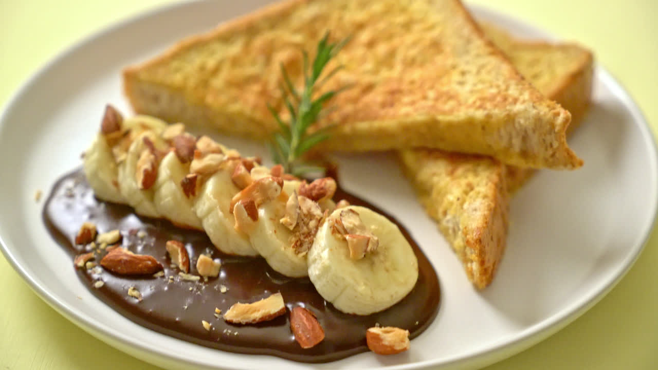 французский тост с бананом шоколадом и миндалем на завтрак