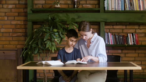 Maestro-Y-Alumno-Leyendo-La-Biblia