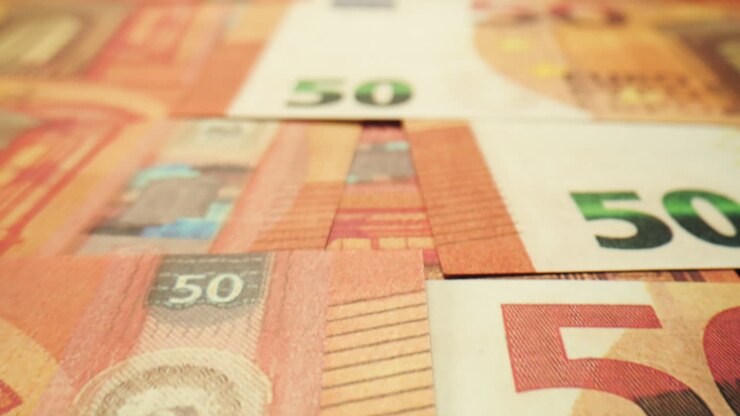 Stapel von Dollar- und Euro-Banknoten, Geldscheine zählen. Spezialisierter Polizist zählt Dollar- und Euro-Banknoten im Kriminallabor mit Maschine. Ausgezahltes Geld, Bitcoin-Umtausch, Haus- oder Wohnungskauf bei der Bank.