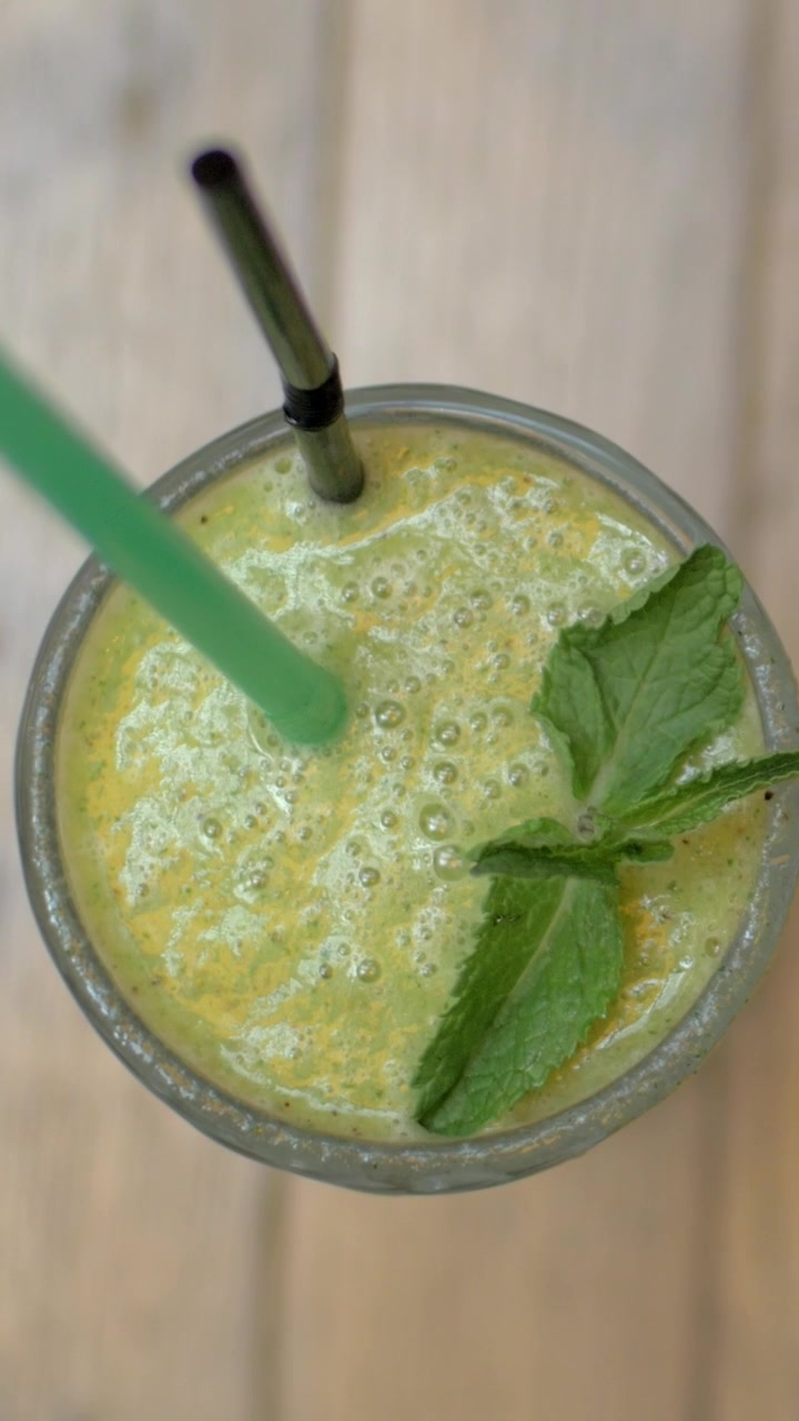 Bicchiere di frullato alla menta