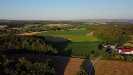 Erstaunliche-Aussicht-Auf-Eine-Grüne-Wiese-Mit-Dem-Horizont-Und-Dem-Blauen-Himmel-Bei-Tageslicht