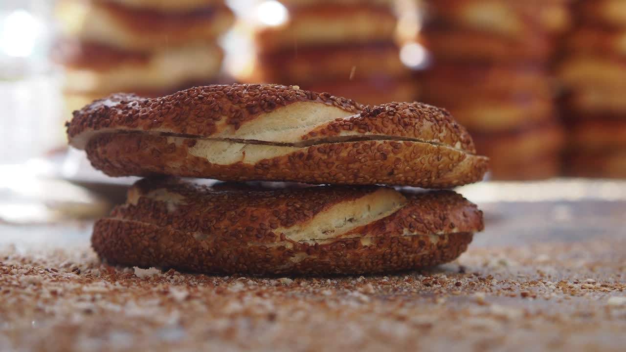 una pila de simit turco