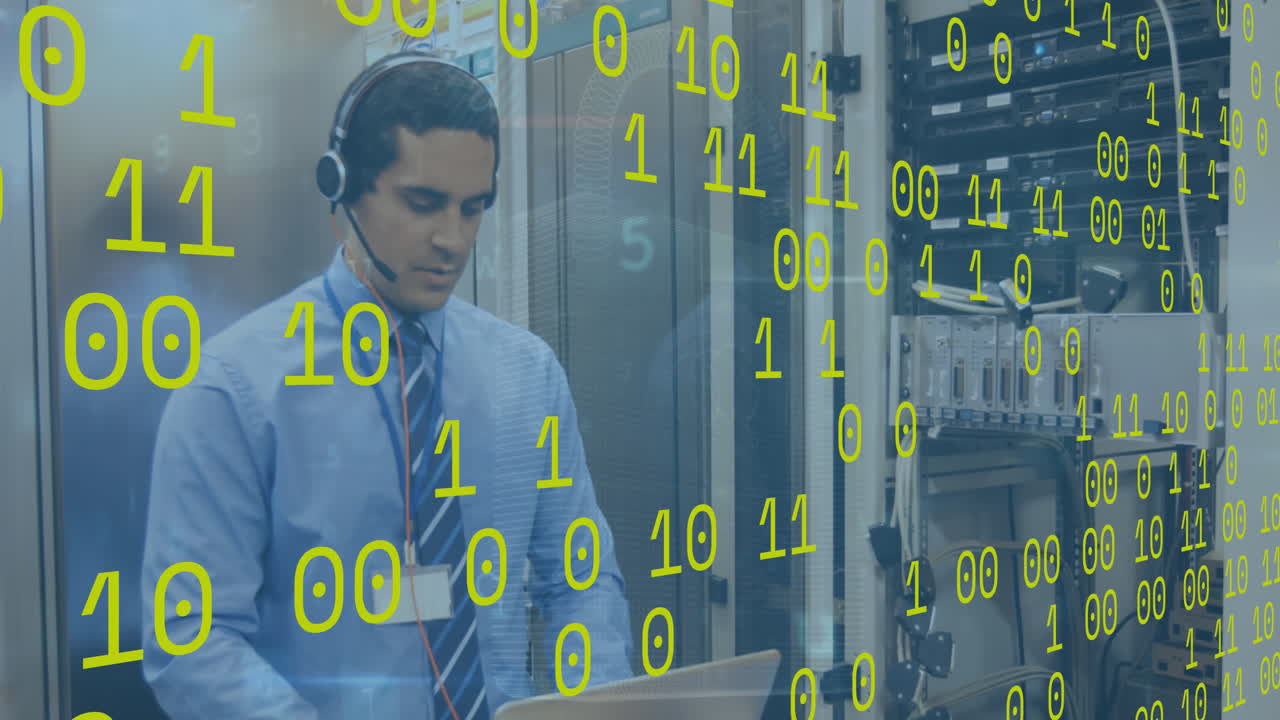 animación de procesamiento de datos de codificación binaria sobre hombre con portátil por servidores