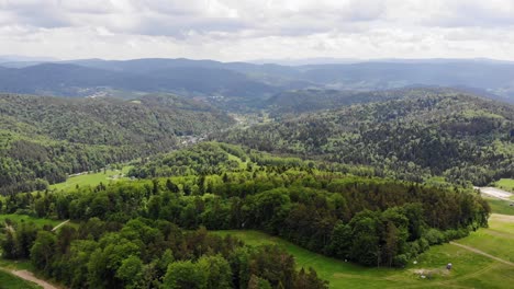 Paisaje-Escénico-De-Las-Montañas-Beskid-De-Jaworzyna-Krynicka,-Polonia,-Antena