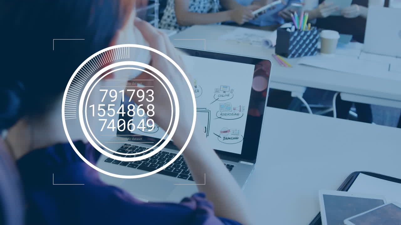 animación de números y procesamiento de datos sobre personas de negocios que utilizan dispositivos electrónicos