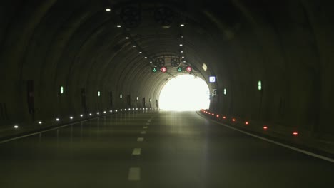 túnel iluminado con luces de seguridad