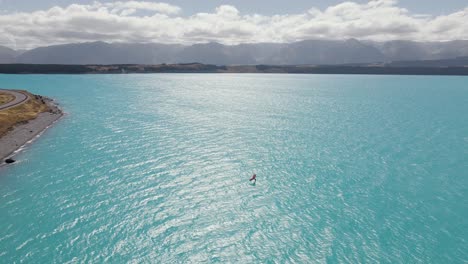 Surfista-De-Lámina-De-Ala-En-El-Pintoresco-Lago-Pukaki-Con-Agua-Glacial-Azul