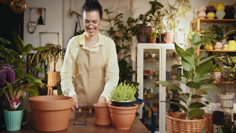 mujer florista feliz trabajando en una tienda de plantas