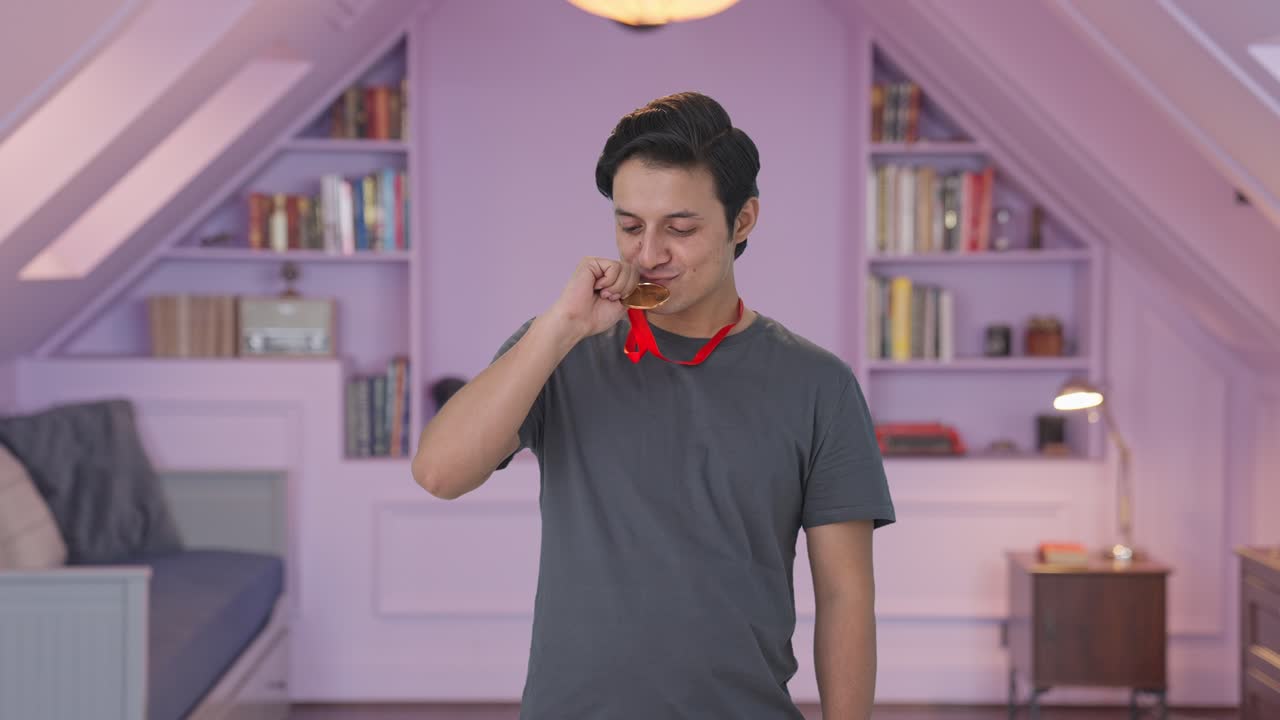 메달을 들고 포즈를 취하는 행복한 인도인