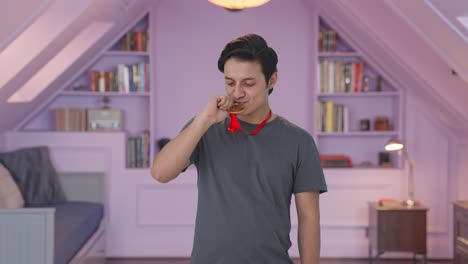 메달을 들고 포즈를 취하는 행복한 인도인