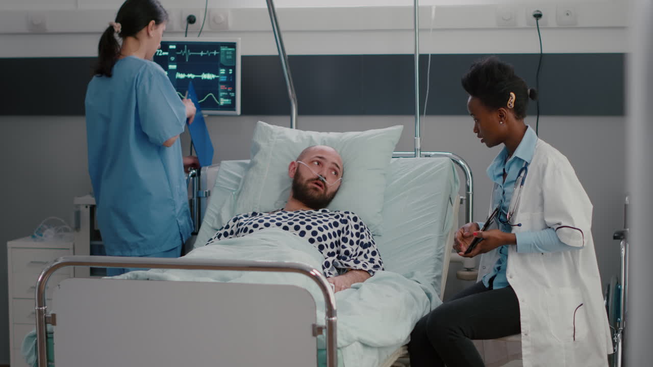 médico especialista mujer negra médico explicando el diagnóstico médico