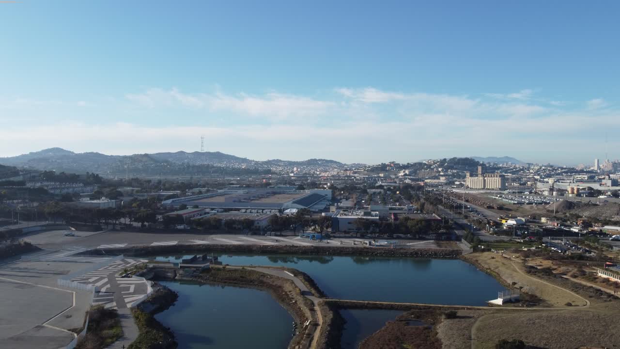 상승하는 드론 영상은 베르날 하이츠, 포트레로 힐, 그리고 다른 샌프란시스코 동네를 보여줍니다.