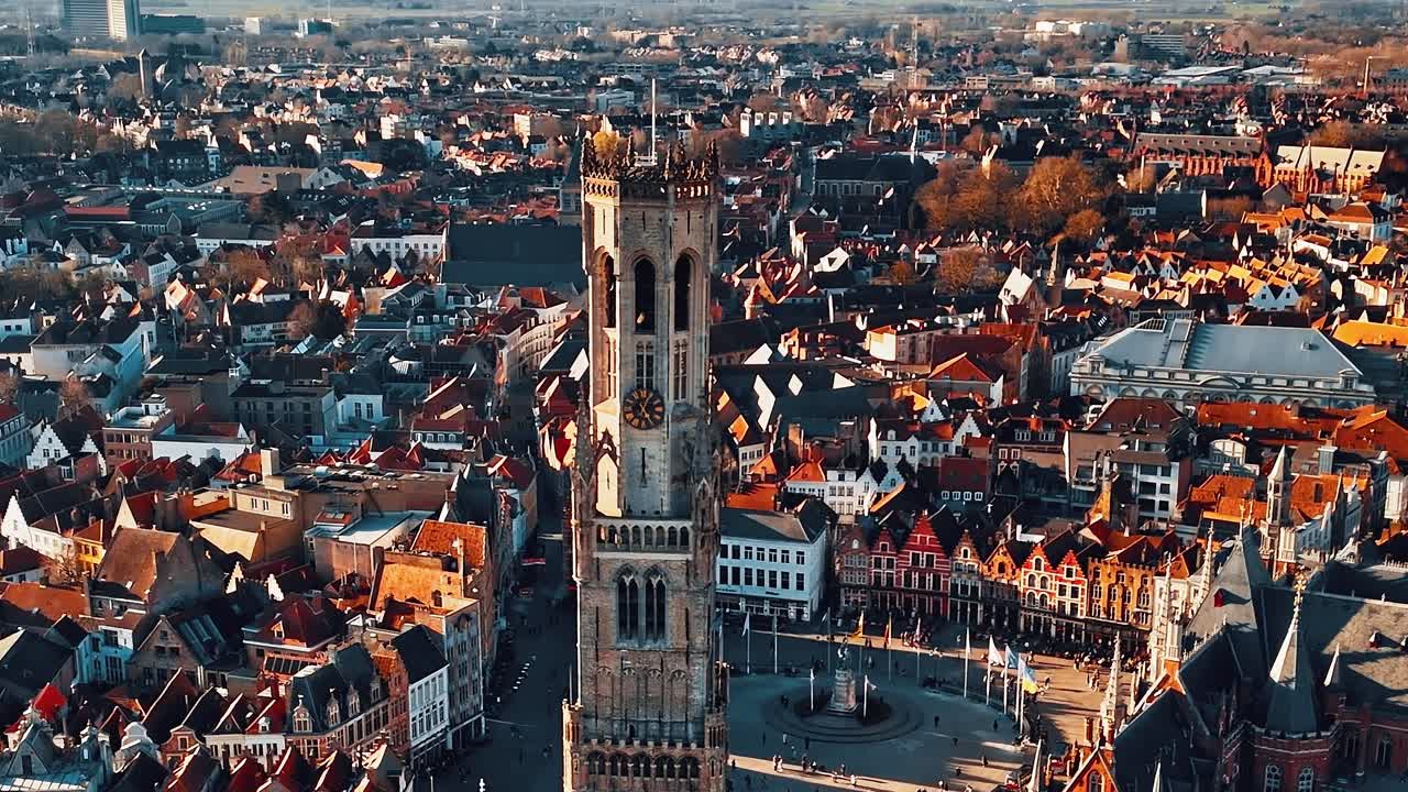Vista di Bruges con la piazza del mercato e il campanile di Belfry sullo sfondo