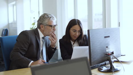 gerente femenina enfocada discutiendo el proyecto con el director ejecutivo