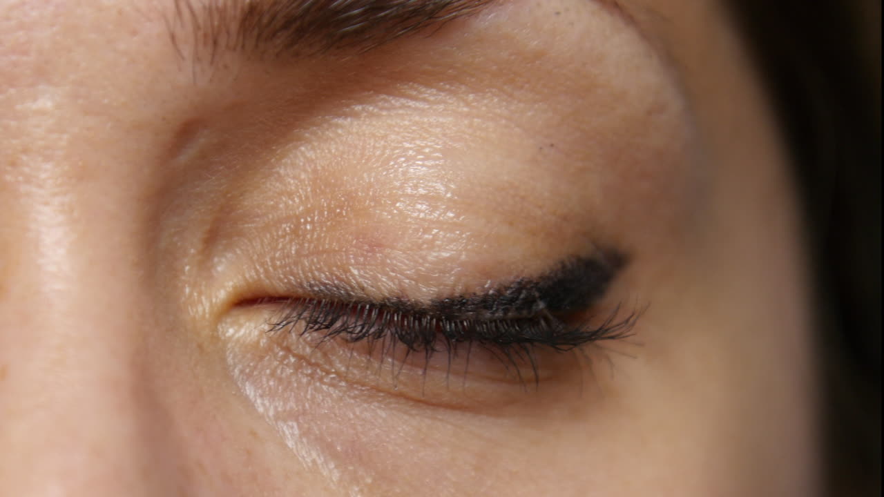 mujer abre dramáticamente los ojos