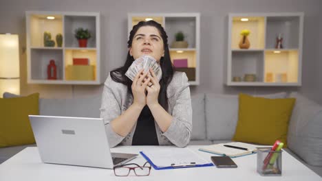 La-Mujer-Trabajadora-De-Oficina-En-Casa-Es-Tacaña-Y-Ama-El-Dinero.