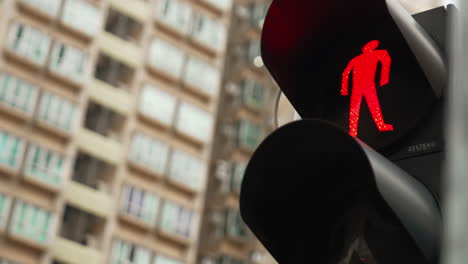 Ampelübergang:-Nahaufnahme-Der-Fußgängerampel-Von-Rot-Auf-Grün-In-Hongkong