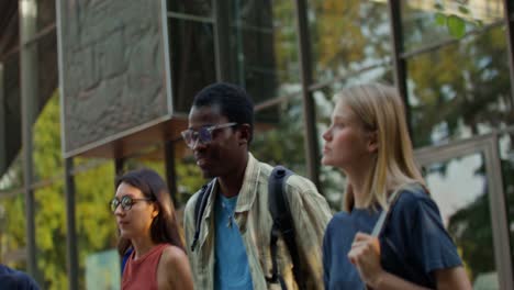 gruppo di studenti che camminano nel campus