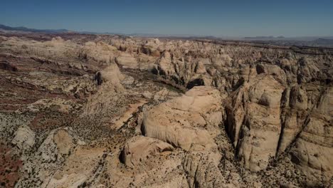 Eine-Vogelperspektive-Auf-Das-Capitol-Reef-Mit-Blick-Auf-Den-Fernen-Horizont