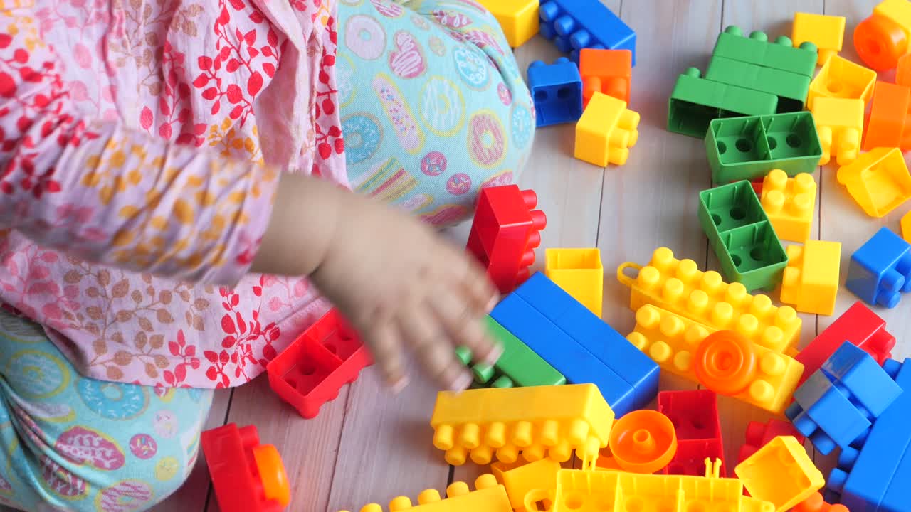 niño pequeño jugando con bloques de construcción coloridos