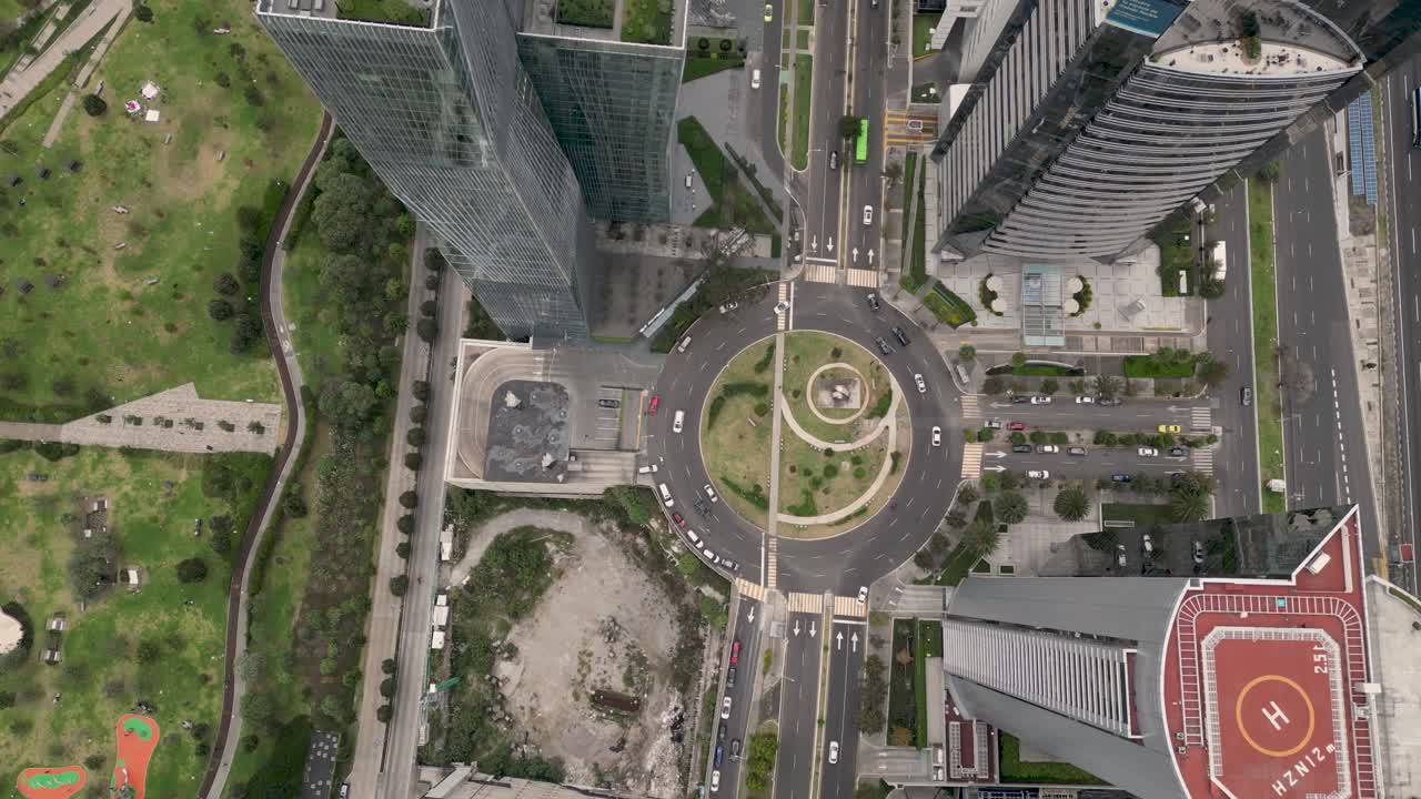 vista de las aves del avión no tripulado de la avenida santa fe y sus rascacielos, ciudad de méxico