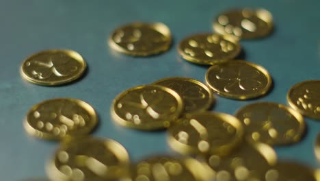 primer plano de estudio de monedas de oro con símbolo de trébol en el fondo para celebrar el día de san patricio